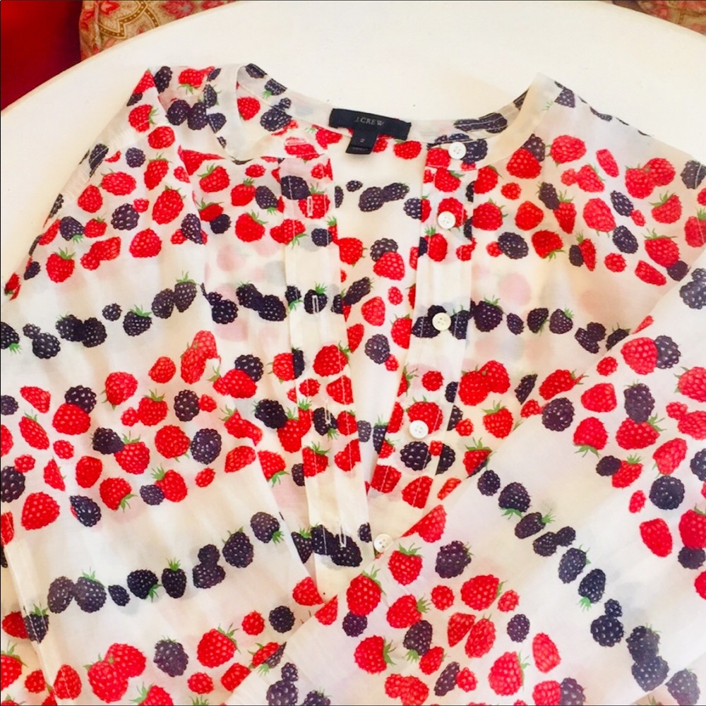 🍓🍒 Jcrew berry popover shirt. Great for summer!